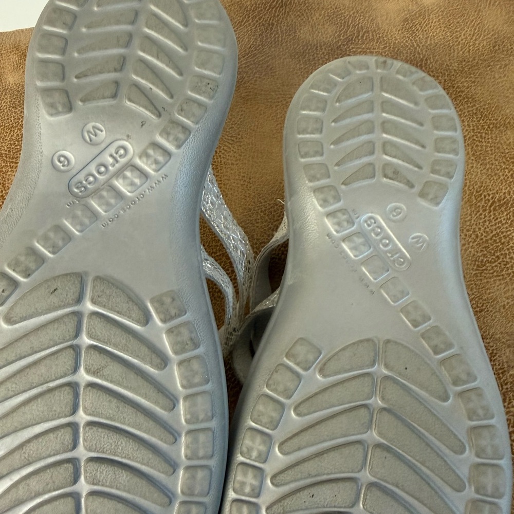 CROCS Silver Women's Capri Flip Flops - Picture 5 of 8